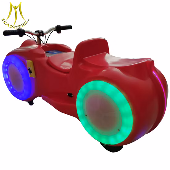 Il parco divertimenti all'aperto Hansel guida la motocicletta elettrica per il centro commerciale